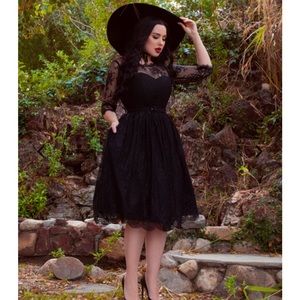 La Femme en Nior Mourning Dress